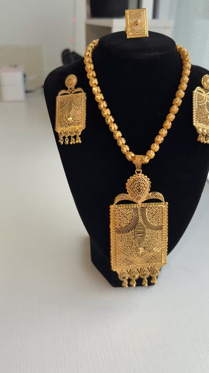 Gold jewelry set